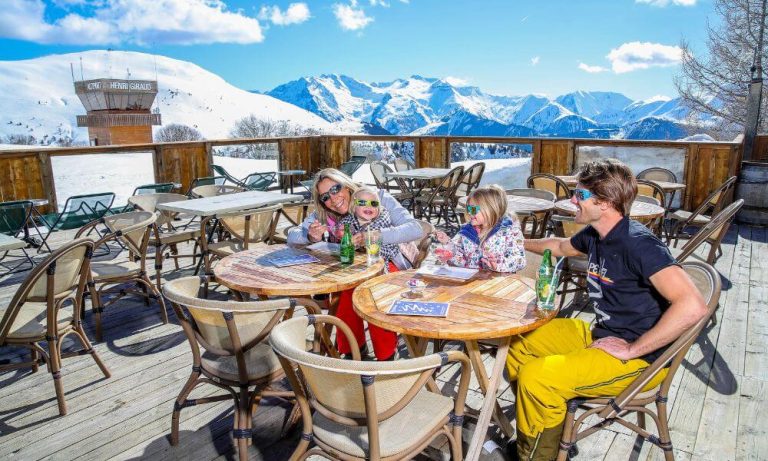 Famille attablée dans un restaurant d'altitude